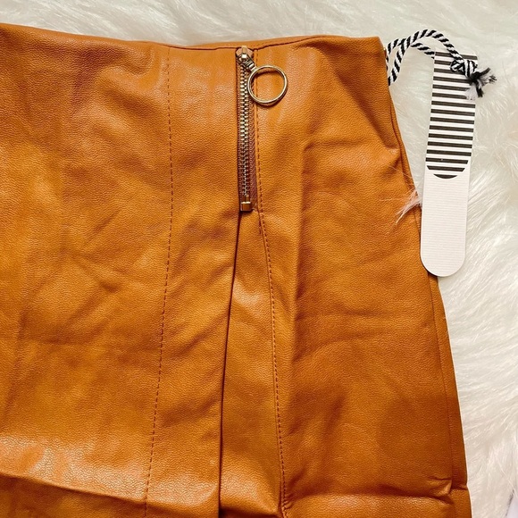 NEW WOMEN’S TRENDY CAMEL FAUX LEATHER ZIPPER ACCENTED SKORT - Picture 3 of 12